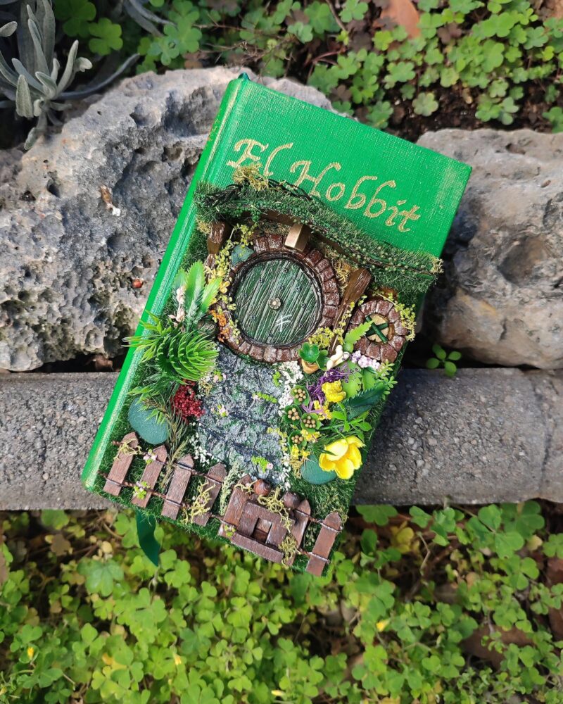 Libro_intervenido_“El_Hobbit,_J.R.R.Tolkien_Cubierta_artística_mixed_media_2